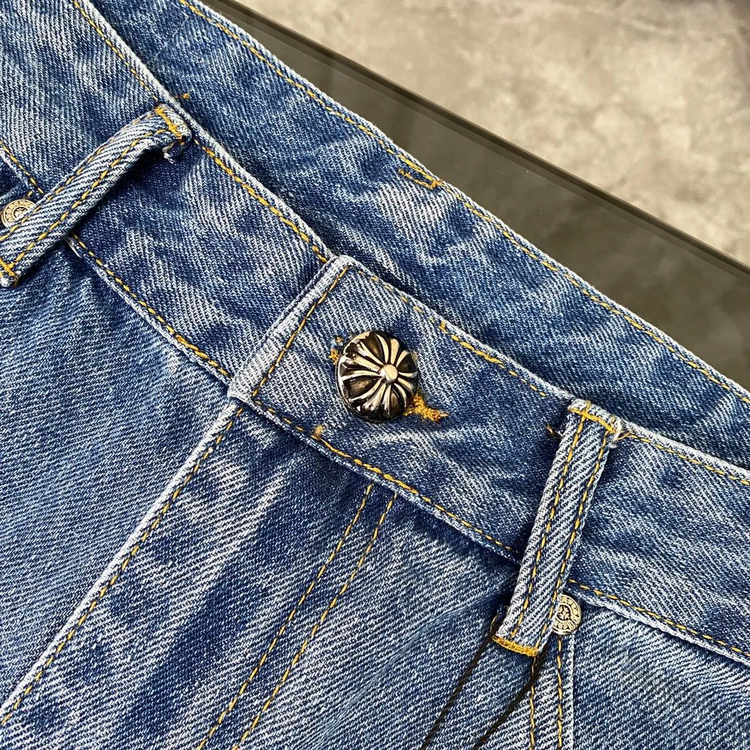 🅿️240 Chroe Hets CH classic blue and black leather jeans, priced at 4W level, patchwork cross pattern embellishment, women's high-waisted washed jeans! ! Absolutely high-end luxury products, 1.9W level god-level single products, super popular products, built with top heavy industry, a magic weapon that cannot be missed [About Zangyin] This is an extremely luxurious fashion brand that can also be called the aristocrats of the high street. It has always been an exclusive brand for some hipsters or rich second generations. Compared with ordinary high streets, it is more luxurious and noble. Compared with luxury brands, it has a more fashionable personality and has always been a brand that I have a special liking for. A6632 [Top heavy industry fashionable design] Consistently high-street luxury style creation. Speaking of this style, the Zangyin family and GU family are definitely the leading representative brands. Especially the Zangyin family has really achieved a state-of-the-art effect in creating high-street style. The color system of this model is made of unique washed materials. It is already quite eye-catching. It is decorated with pink patchwork cross flowers, which cleverly highlights the charm of the brand. Secondly, this model uses classic The classic high-waist cutting design highlights the long legs and the fashionable temperament of the upper body. The brand is highly recognizable and the slim fit configuration is more suitable for daily wear. This product is a product that interprets personality, fashion, and specifications at a glance. This single product is enough to make any fan excited. It can be a white T-shirt for youthful preppy style, or a tight sling for royal lady style. It has strong matching ability and can be easily controlled by men.  [Material and craftsmanship] Needless to say, this point goes without saying. As an excellent craftsman brand, Zangyin has really perfect requirements for details and craftsmanship. The washed color of this model has gone through so many processes, not to mention the embellishment of the denim appliqués. It is also purely handmade and sewn. Just like what they believe in, only handmade things have soul and have the meaning of wear. A top-notch heavy-duty fashionable denim item, I look forward to your perfect interpretation! ! 28-34 corresponds to S-XL